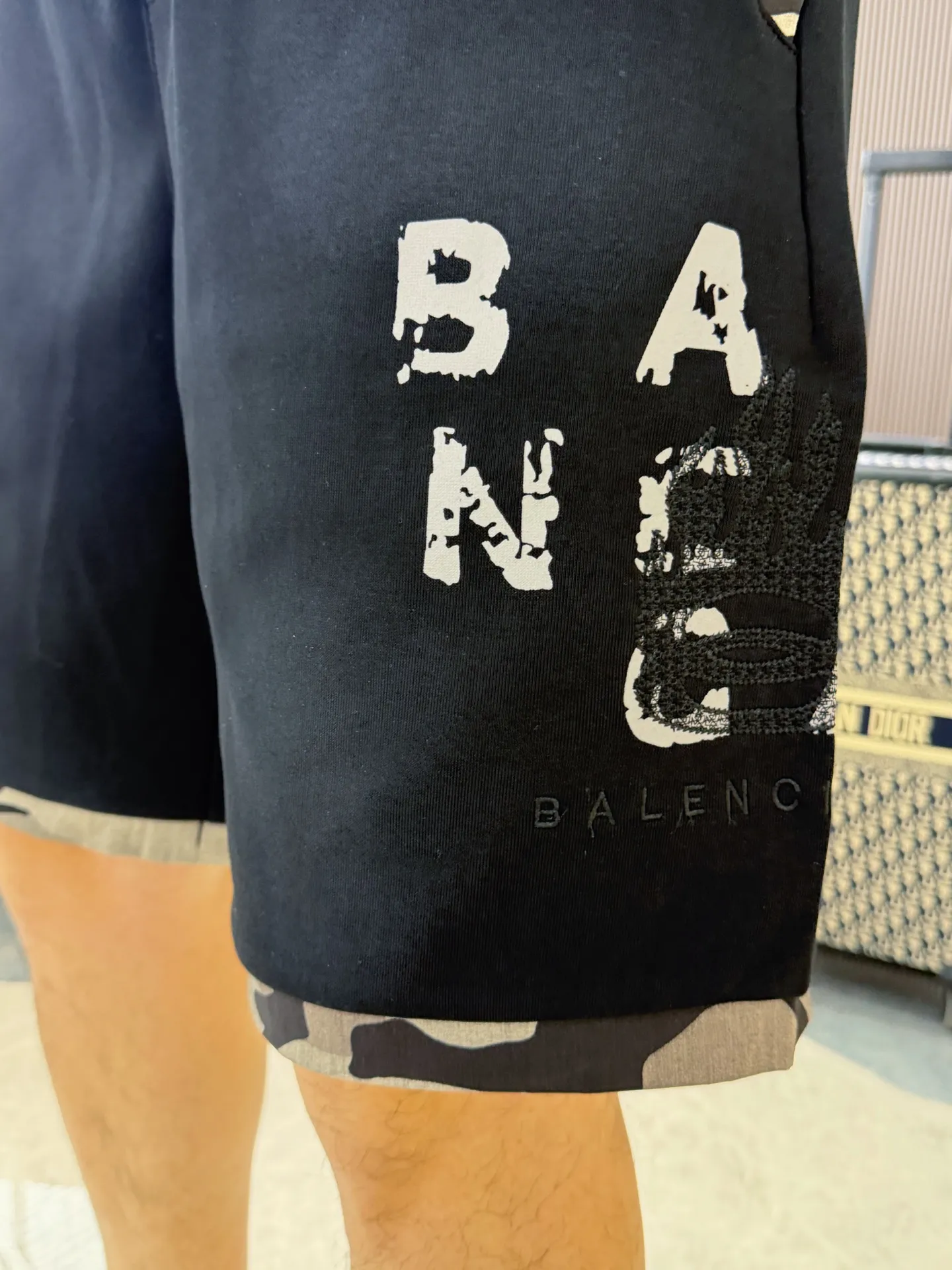 Balenciaga's three-standard complete 2026 summer New Arrival men's casual shorts, advanced custom-made Breathable fabric, Breathable fabric, extremely stretchy and comfortable, impeccable details, top-grade accessories, original logo design concept, delicate and soft feel! The upper body fit is awesome! Size: M-XXXL Please state your height and weight when ordering